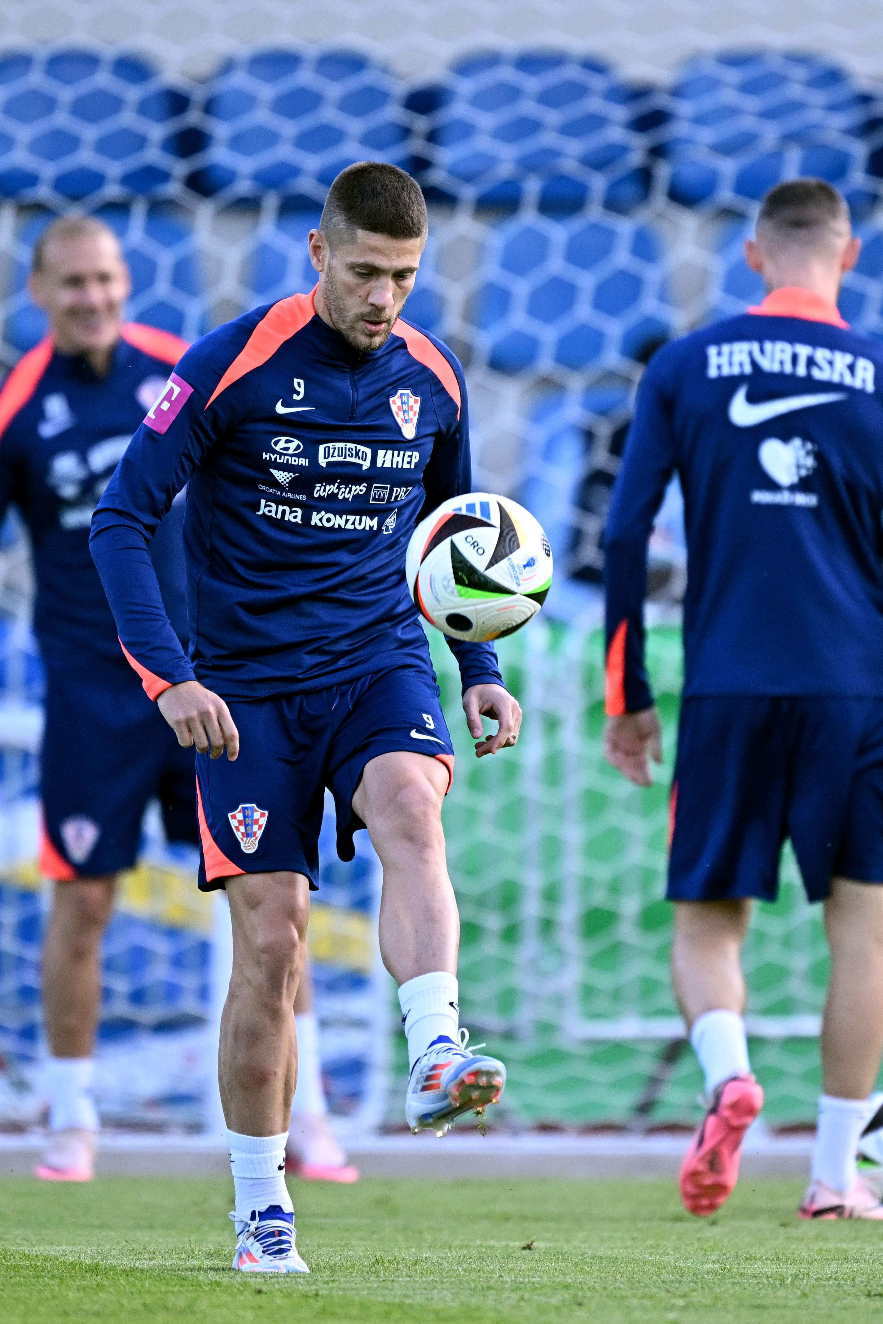 球员在欧锦赛预选赛中展现灵巧脚法，气势如虹