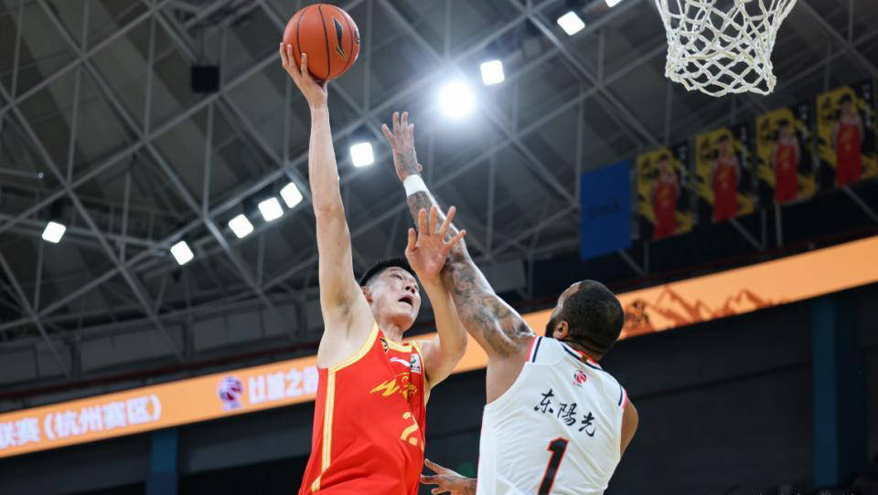 广东男篮卫冕冠军,继续屹立巅峰,引发热议 广东男篮卫冕冠军,继续屹立巅峰,引发热议