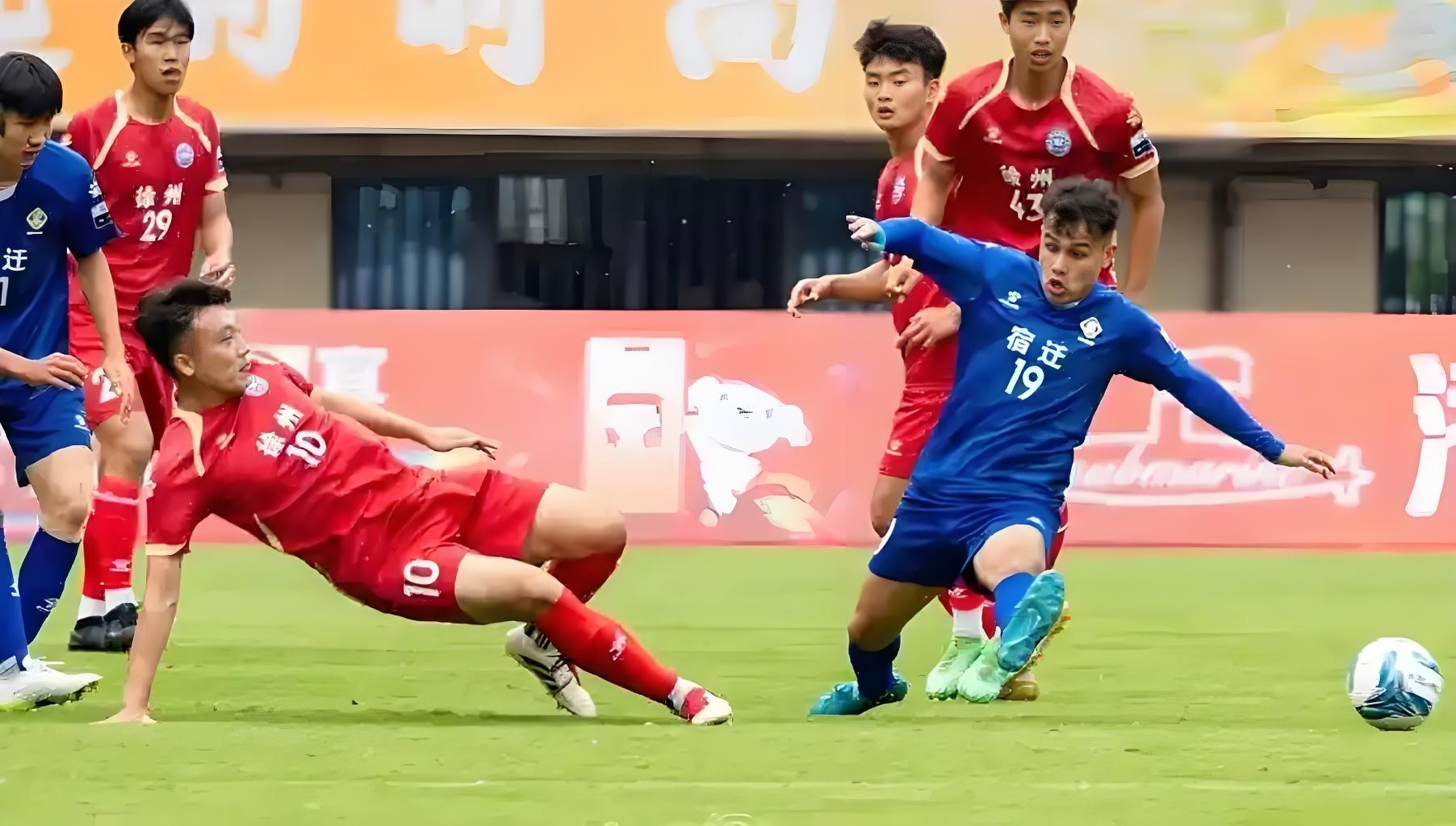 亚洲足球联赛的激烈对抗持续进行,掌声雷动 亚洲足球联赛的激烈对抗持续进行,掌声雷动