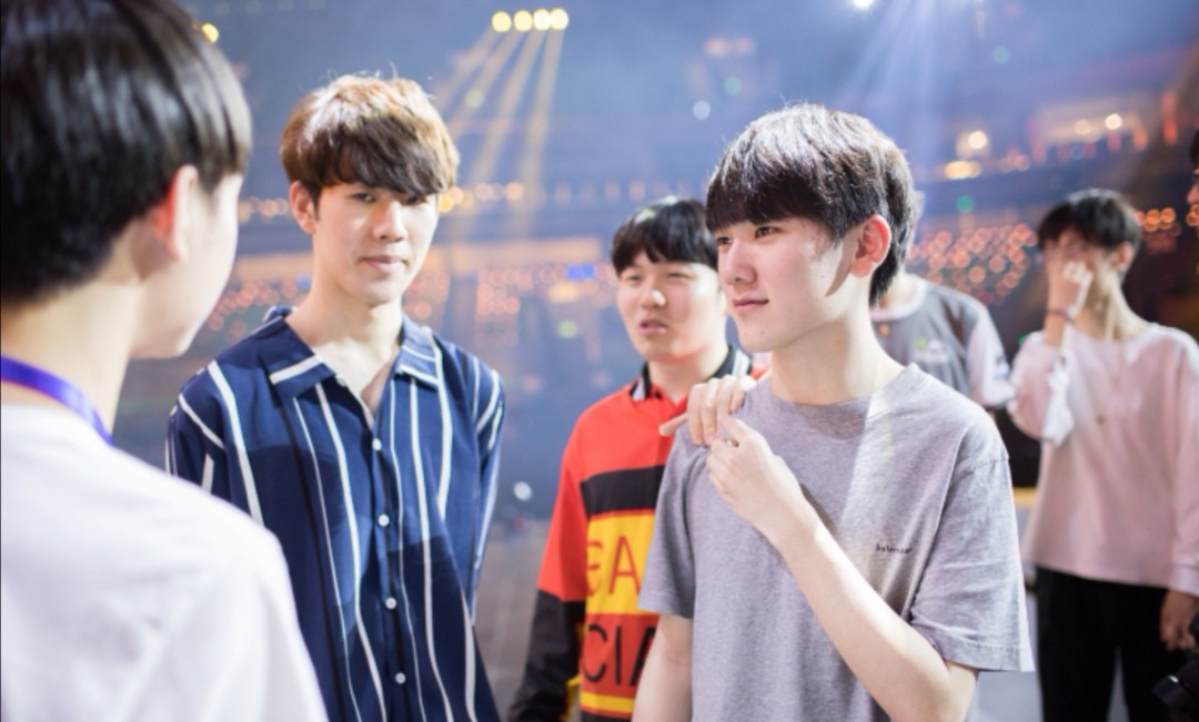 C9血洗GEN，Caps团战一打五焦点之战半决赛，技惊四座