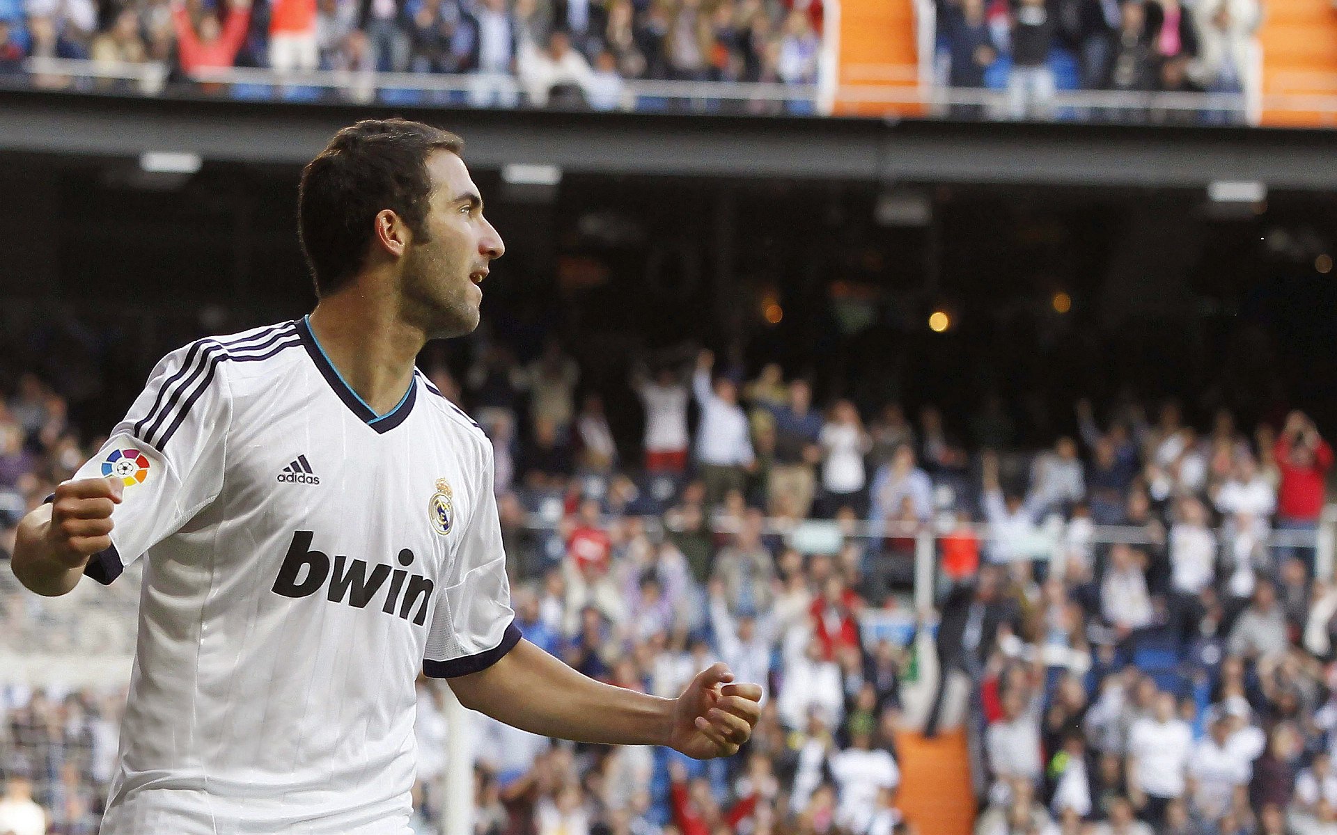 导演逆袭！小贾伦关键先生力挽狂澜，广东队连续得分压制公牛！