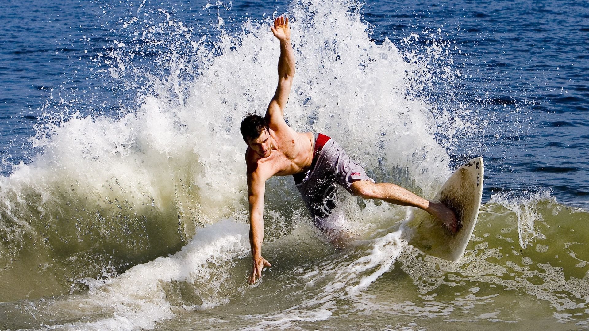 当F1驶入安菲尔德，利物浦式围剿如何让智利孤星在街道暗巷中熄灭？